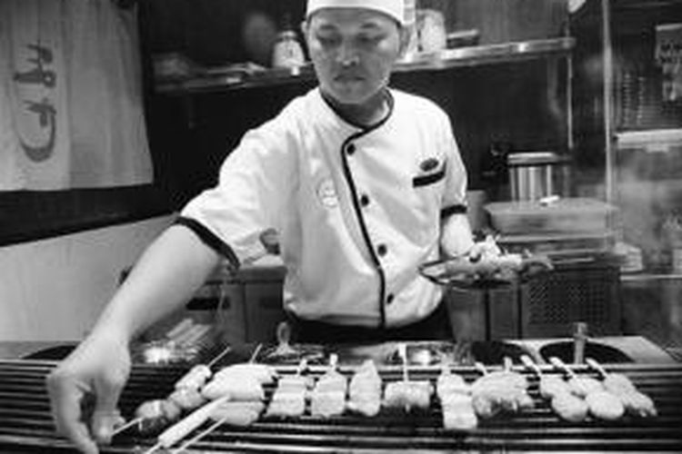 Chef memanggang aneka sayuran dan daging pesanan pelanggan di Restoran Jepang Poke Grill di kompleks pertokoan Permata Senayan, Jakarta Pusat, Kamis (10/10/2013). 