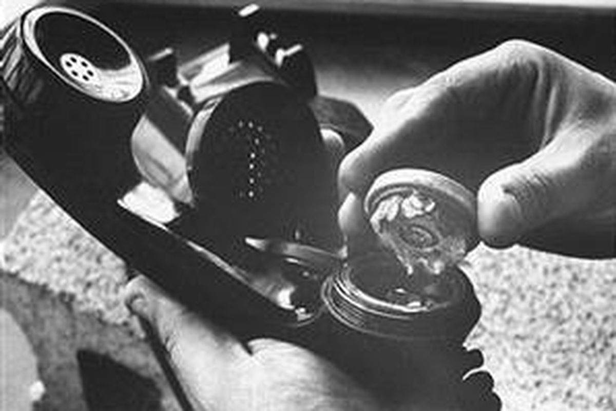 Ilustrasi penyadapan telepon