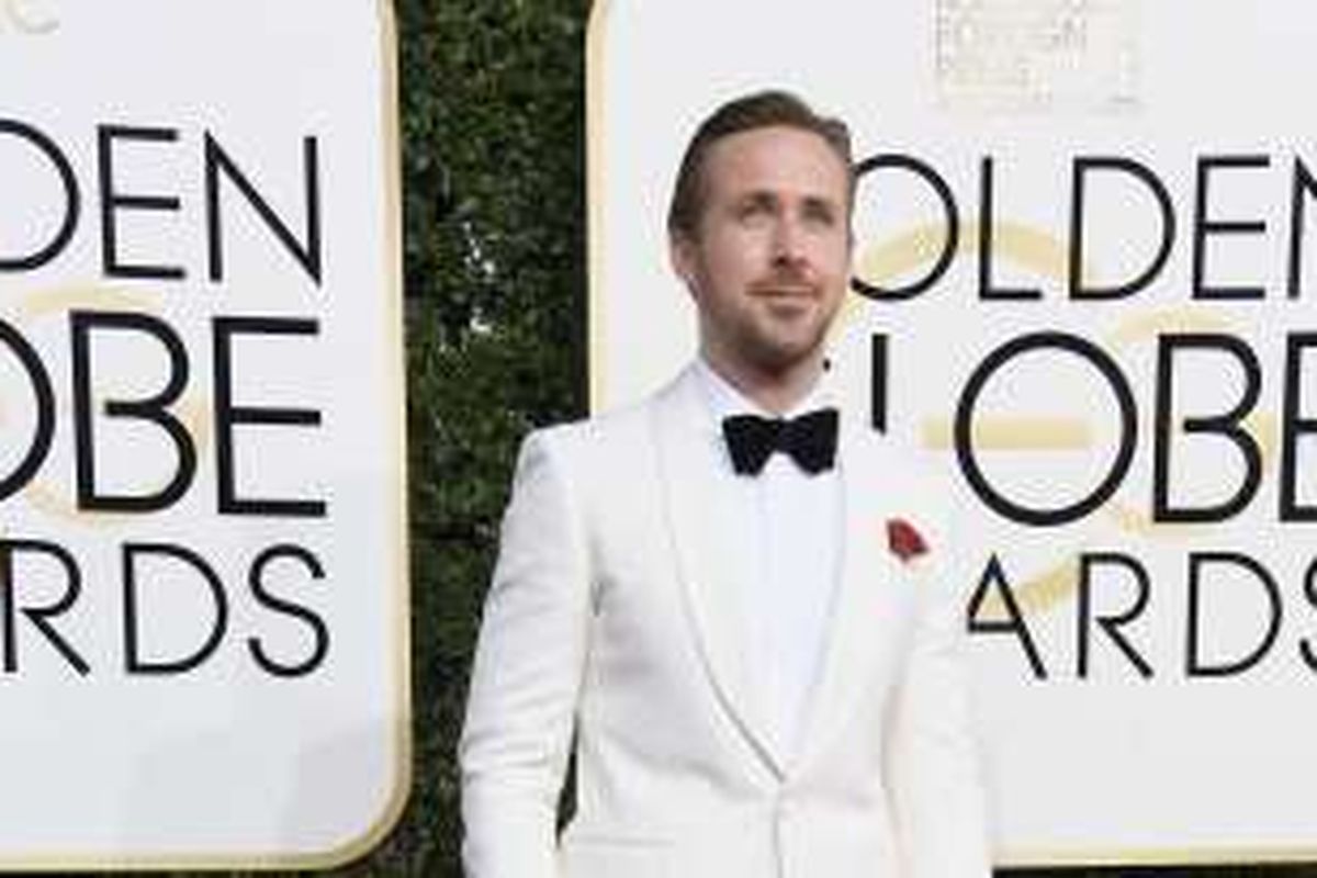 Aktor Ryan Gosling berpose di karpet merah Golden Globe Awards ke-74 di The Beverly Hilton Hotel, Beverly Hills, California, Minggu (8/1/2017).