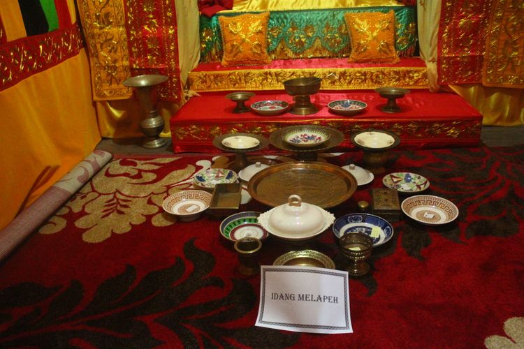 Alat hidangan penganan pengantin baru koleksi Museum Lhokseumawe, Aceh, Sabtu (19/10/2019)