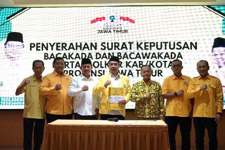 Bakal Calon Bupati dan Bakal Calon Wakil Bupati Madiun,  Hari Wuryanto-Purnomo Hadi menerima rekomendasi dari Partai Golkar untuk maju dalam pilkada Kabupaten Madiun 2024 di Surabaya, Jawa Timur, Minggu (4/8/2024).