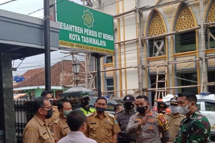 Plt Wali Kota Tasikmalaya bersama Dandim dan Kapolresta Tasikmalaya meninjau dengan jaga jarak dekat lokasi klaster pesantren untuk mengecek secara langsung kondisi di Jalan Benda, Kota Tasikmalaya, Senin (15/2/2021).