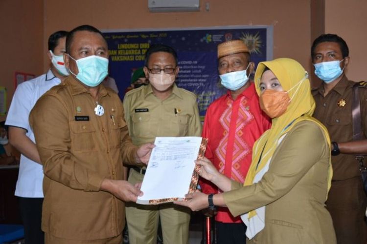Kepala Dinas Kesehatan Provinsi Gorontalo Yana Yanti Suleman menyerahkan dokumen penerimaan vaksin Covid-19 kepada Sekretaris Daerah Ridwan Yasin