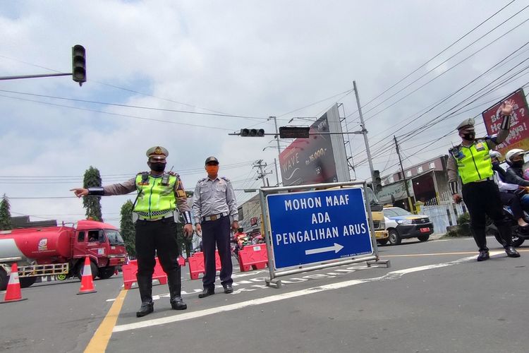 Petugas Kepolisian Satlantas Polresta Tasikmalaya dalam mengatur penutupan jalan di wilayah Kota Tasikmalaya menjelang larangan perayaan malam tahun baru, beberapa waktu lalu.