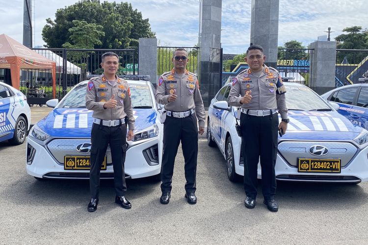 Polisi menggunakan mobil listrik untuk patroli - Dirlantas Polda Metro Jaya Kombes Latif Usman (tengah)