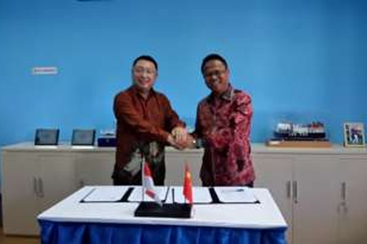 Mr.Chen Zhong dari CCCC Ltd(kiri) dan Gembong Primadjaja dari Pelindo Energi Logistik (kanan) usai penandatanganan nota kesepahaman atau MoU di Terminal LNG Pelabuhan Benoa, Denpasar, Bali, Jumat (23/9/2016)