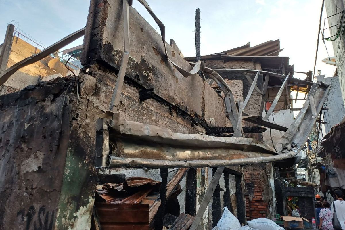 Salah satu rumah yang terdampak kebakaran di Jalan Duri Utara Gang Lontar 3, 4 dan 5, Tambora, Jakarta Barat, Minggu (9/7/2023). 