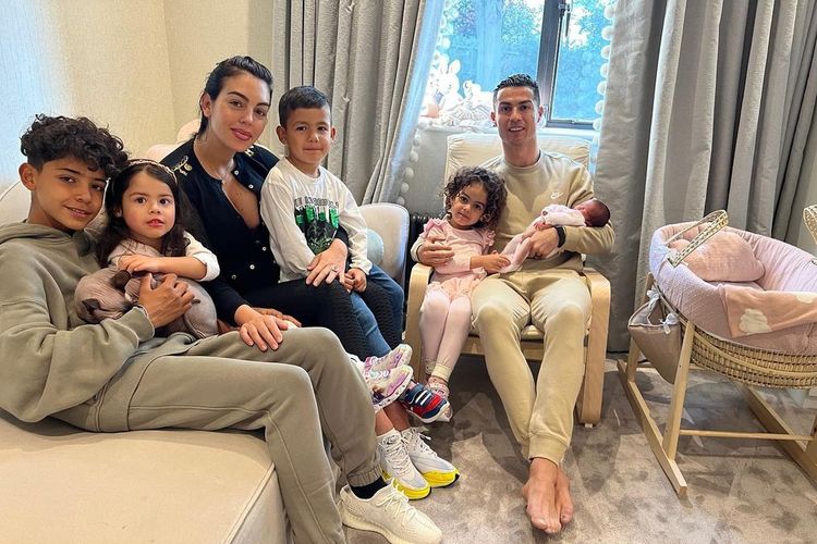 Cristiano Ronaldo bersama sang kekasih Georgina Rodriguez mengunggah foto bersama keluarga dan putrinya yang baru lahir, Kamis (21/4/2022).
