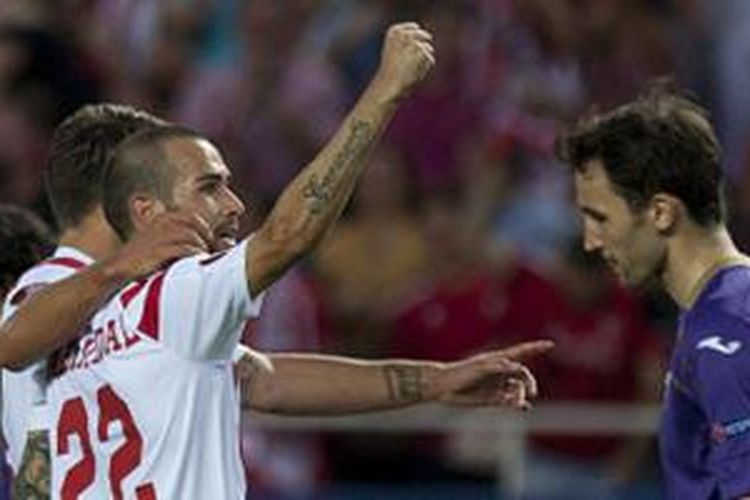 Aleix Vidal merayakan keberhasilan Sevilla menang atas Fiorentina pada semifinal pertama Liga Europa, Kamis (7/5/2015). 