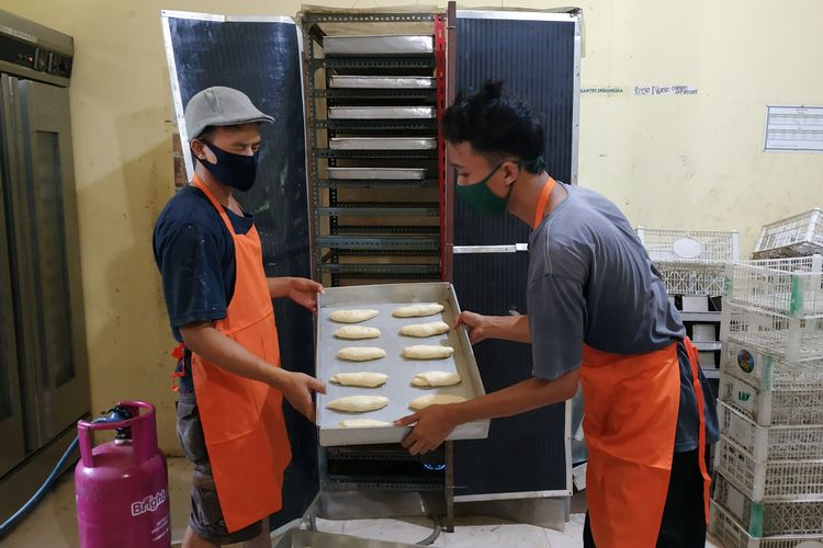 Santri belajar membuat roti di Pesantren Lirboyo, Kediri, Jawa Timur.