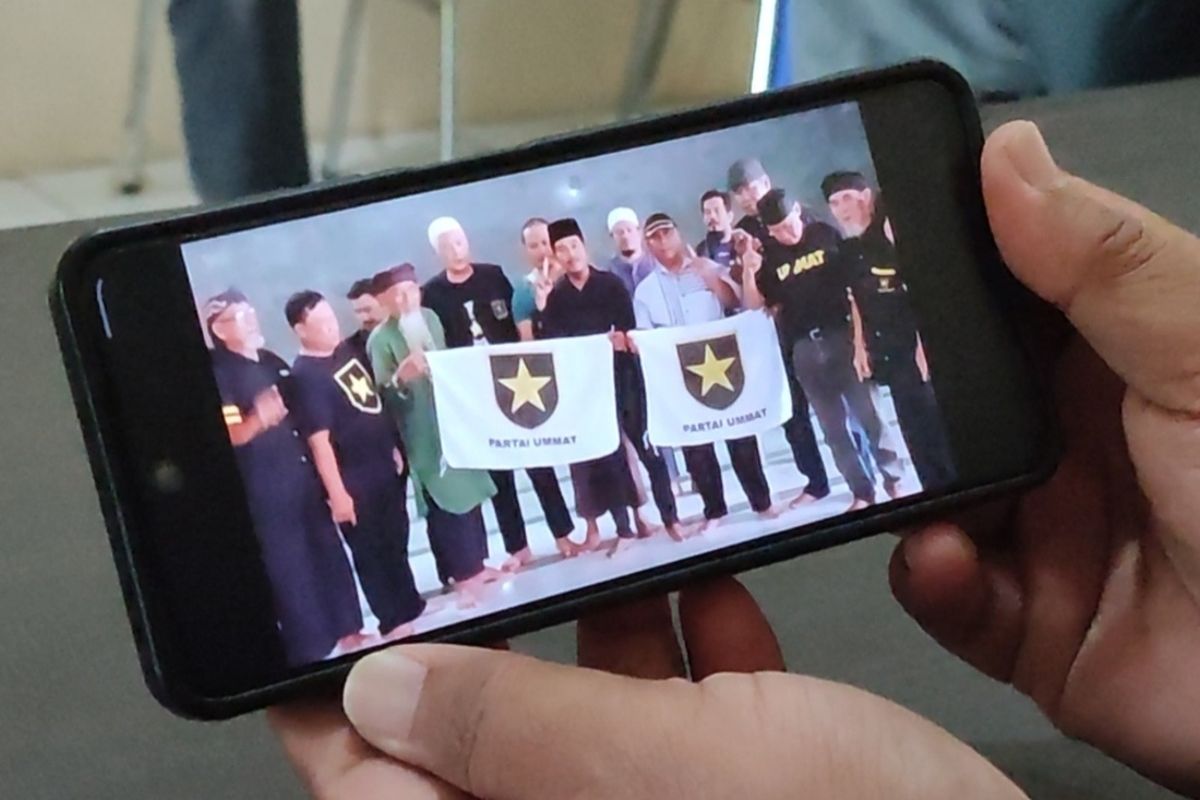Ketua Bawaslu Kota Cirebon, Mohamad Joharudin, menunjukkan foto dan video peristiwa Partai Ummat membentangkan bendera di Masjid Raya Attaqwa Kota Cirebon, saat memberikan keterangan pers di kantornya pada Kamis (5/1/2023).