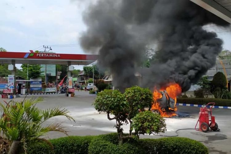 Mobil terbakar di SPBU Desa Kandangan, Kecamatan Kandangan, Kabupaten Kediri, Jawa Timur, Kamis (1/10/2020).