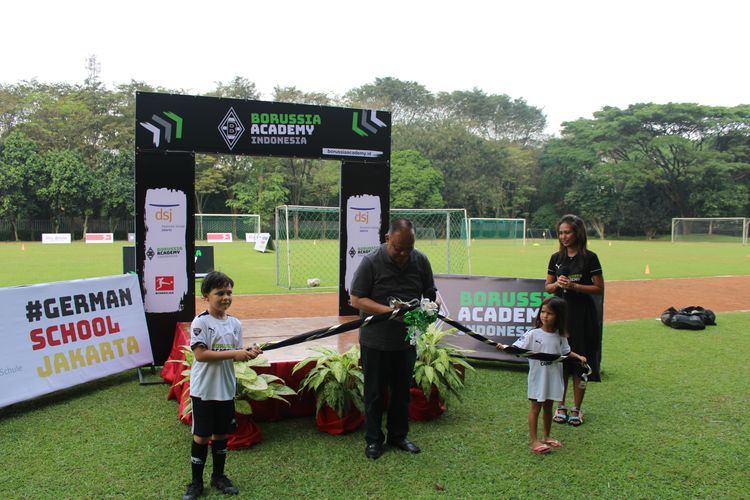 Ketua Umum KONI, Letjen (Purn) Marciano Norman memotong pita sebagai tanda pembukaan resmi dari Borussia Academy Indonesia di German School Jakarta, BSD, Tangerang Selatan pada Sabtu (3/6/2023). Borussia Academy School merupakan akademi sepakbola di Indonesia dari klub Bundesliga Jerman, Borussia Moenchengladbach.