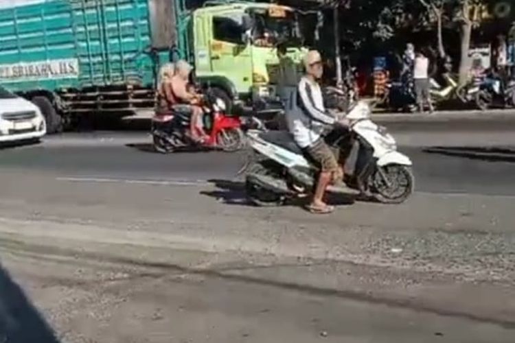 Truk tronton warna hijau menabrak pengendara sepeda motor di Jalan Pantura Asembagus Situbondo Jawa Timur pada Jumat (28/6/2024). Insiden ini menyebabkan dua orang tewas yakni ibu dan anak yang menggunakan sepeda motor.