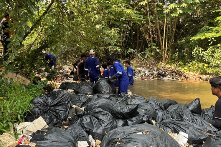 Pandawara Group menggelar aksi bersih-bersih anak Sungai Kalibaru, Bojonggede, Kabupaten Bogor. 
