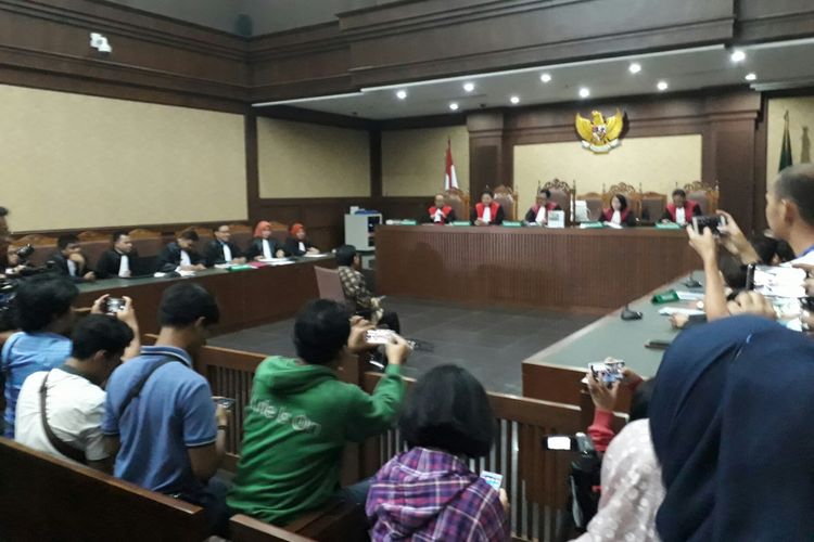 Sidang putusan sela terhadap terdakwa kasus korupsi KTP elektronik Setya Novanto di Pengadilan Tipikor Jakarta, Kamis (4/1/2018)