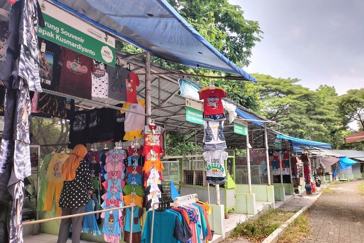 Potret pedagang kali lima (PKL) Taman Satwa Taru Jurug (TSTJ) atau Kebun Binatang Jurug Solo, Jawa Tengah.