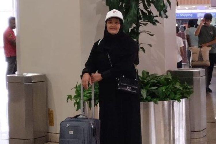 Ela Lastari (39) Pekerja Migran Indonesia (PMI) asal Kabupaten Garut, Jawa Barat yang hilang kontak di Riyadh, Arab Saudi. Ela yang hilang kontak di Riyadh, Arab Saudi akhirnya ditemukan. Ela sudah di bandara dalam persiapan pulang ke Tanah Air, Sabtu (12/8/2023). 
