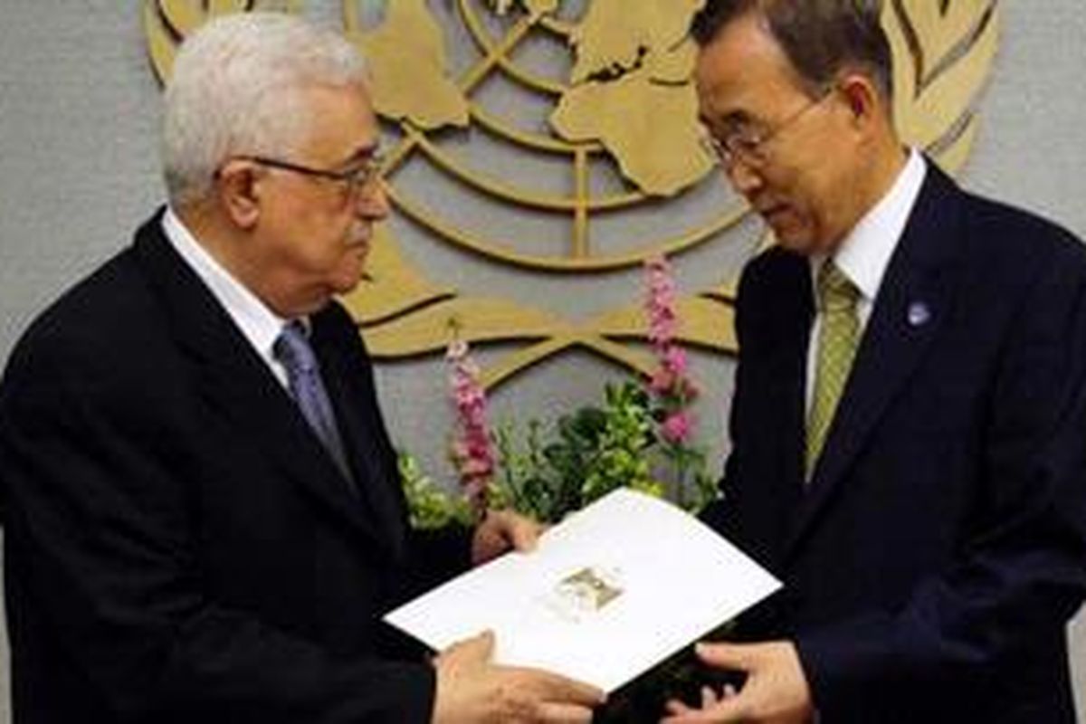 Momen Presiden Palestina, Mahmoud Abbas, Jumat (23/9/2011), menyerahkan surat pemintaan ke Sekjen PBB, Ban Ki-moon, yang meminta badan dunia itu mengakui negara Palestina sebagai anggota penuh.
