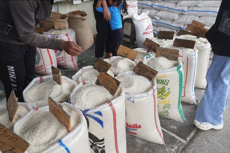 Harga beras di Pasar Induk Cipinang Jakarta Timur kini turun sedikit demi sedikit setelah Kedatangan Presiden Joko Widodo di pasar tersebut pada Kamis (15/2/2024).