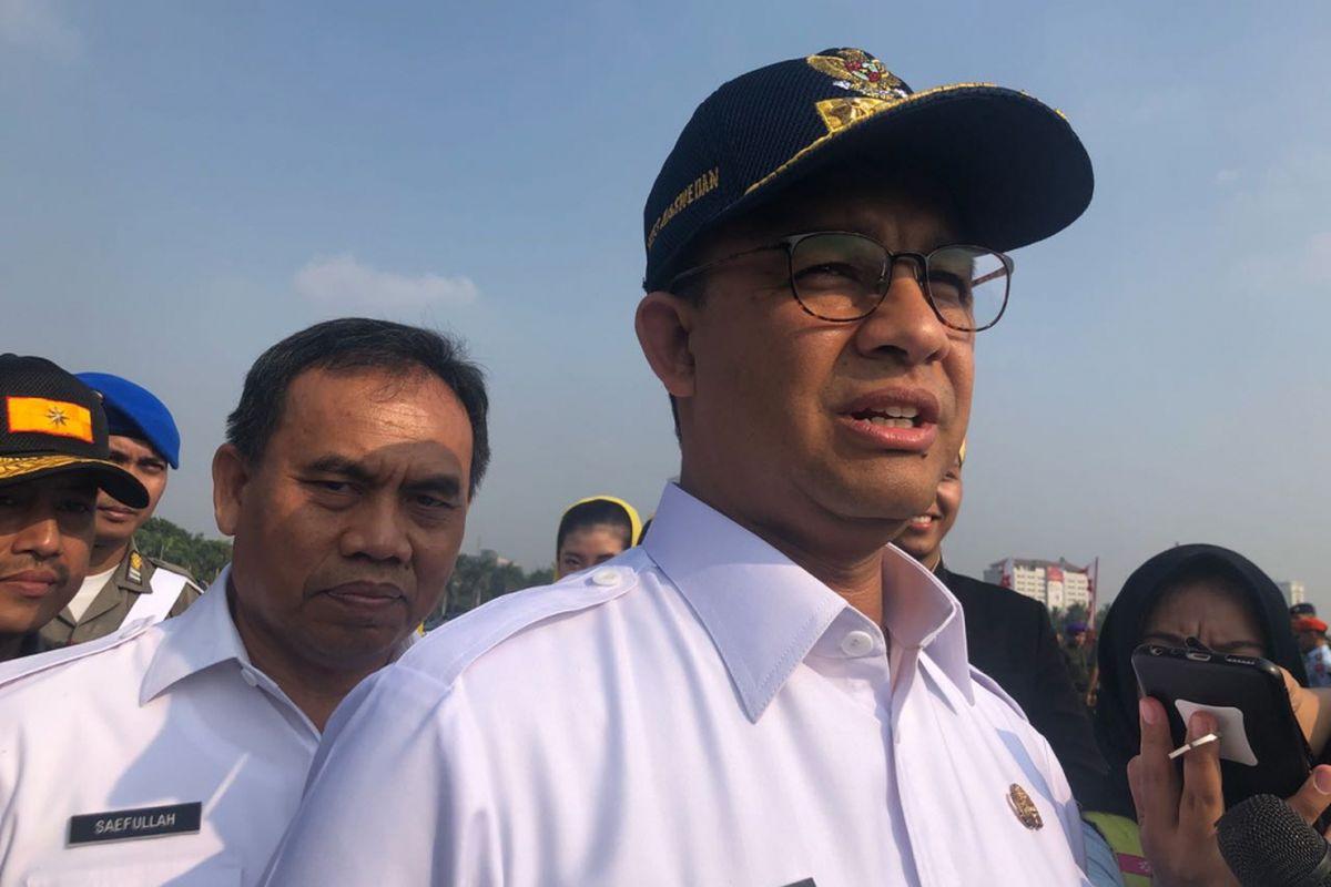 Gubernur DKI Jakarta Anies Baswedan dan Sekretaris Daerah Saefullah di Lapangan Silang Monas Selatan, Rabu (25/7/2018). 