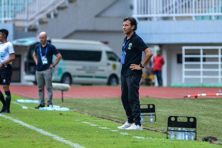 Pelatih Persib Luis Milla saat mendampingi timnya bertanding dalam laga pekan ke-20 Liga 1 2022-2023 antara Persib vs Borneo FC, Kamis (26/1/2023) di Stadion Pakansari, Kabupaten Bogor. Terkini, Luis Milla dan Persib telah merampungkan laga sulit melawan Bali United. Adapun laga Bali United vs Persib pada Jumat (10/2/2023) sore WIB itu berakhir dengan skor 1-1.