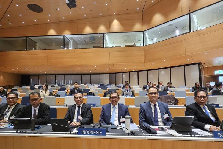 Wakil Menteri Luar Negeri RI Arif Havas Oegroseno (ketiga dari kanan) bersama para delegasi Indonesia dalam sidang SCCR WIPO di Jenewa, Swiss, Senin (1/12/2025). Dalam forum ini, Indonesia mengajukan proposal terkait royalti digital dalam skala global.