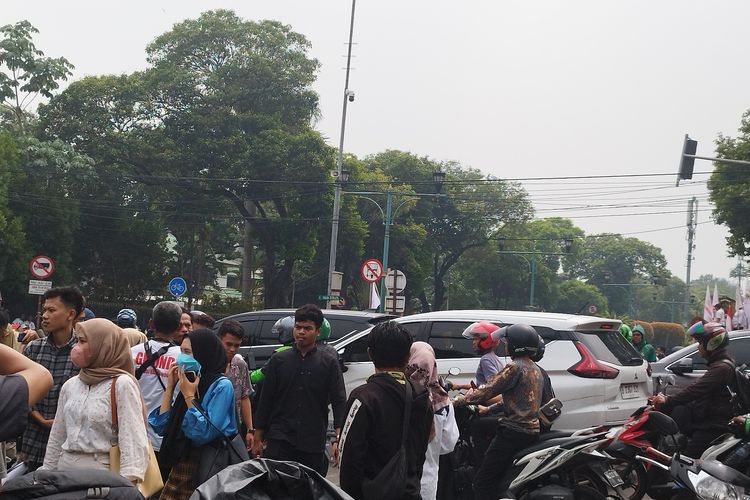 Jalan Hos Cokroaminoto, Menteng, Jakarta Pusat di perempatan Jalan Imam Bonjol padat merayap, Rabu (25/10/2023). (KOMPAS.com/XENA OLIVIA)