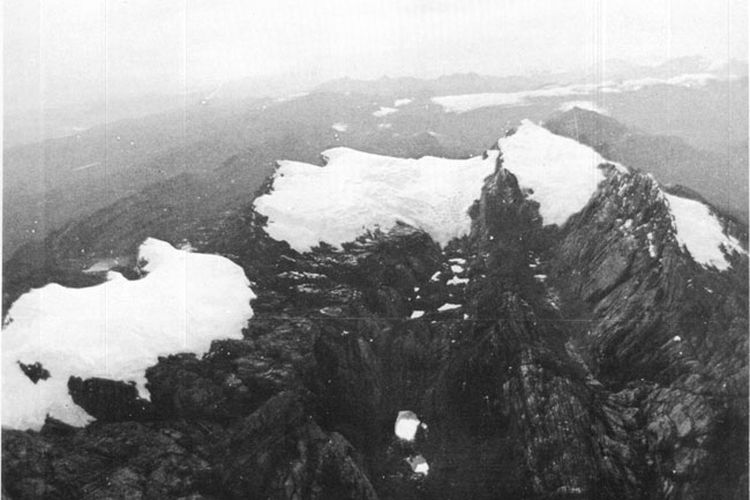 Ilustrasi salju di Puncak Jaya.