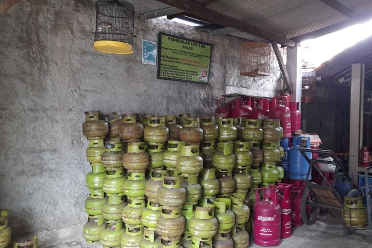 Pangkalan gas elpiji di Jalan Raya Poncol, Ciracas, Jakarta Timur, ikut menyesuaikan harga elpiji 5,5 dan 12 kilogram sesuai penetapan PT Pertamina Patra Niaga, Sub Holding Commercial & Trading PT Pertamina (Persero).