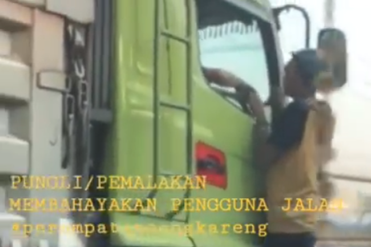 Aksi pungutan liar terhadap sopir truk terekam video oleh seorang pengendara. Aksi ini terjadi di kawasan Cengkareng, Jakarta Barat. 