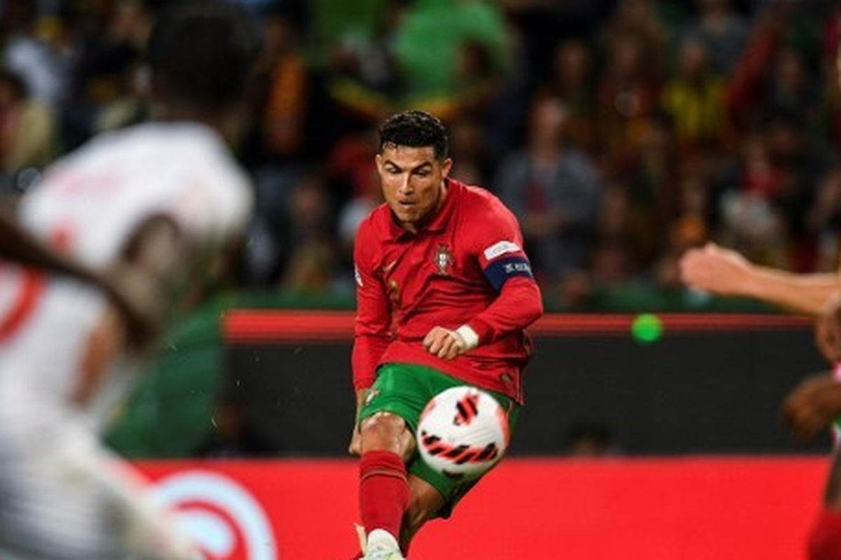 Cristiano Ronaldo mengambil tendangan bebas saat Portugal melawan Swiss pada fase grup UEFA Nations League 2022-2023, Senin (6/6/2022). (Foto oleh PATRICIA DE MELO MOREIRA/AFP)