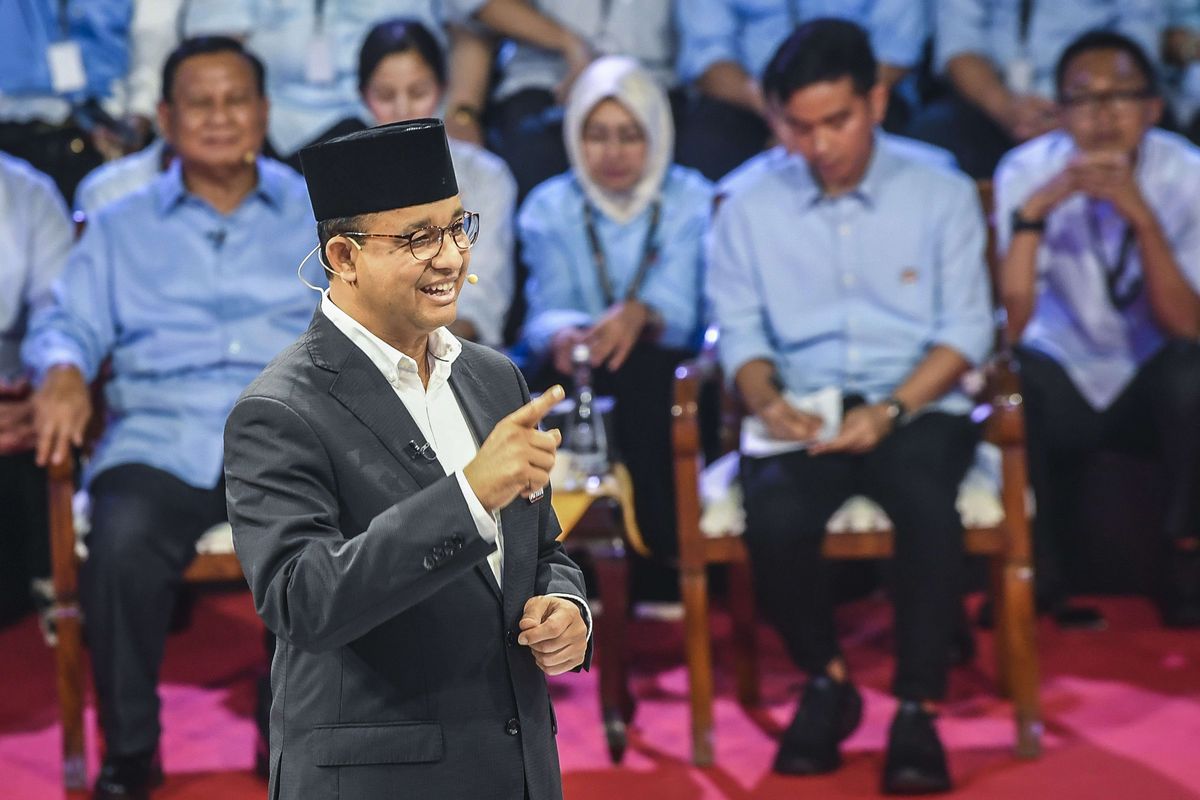 Capres nomor urut satu Anies Baswedan menyampaikan visi misinya dalam debat perdana Capres dan Cawapres 2024 di Gedung KPU, Jakarta, Selasa (12/12/2023).  Debat perdana tersebut mengangkat topik yang diangkat adalah masalah pemerintahan, hukum, hak asasi manusia, pemberantasan korupsi, penguatan demokrasi, serta peningkatan layanan publik dan kerukunan warga.