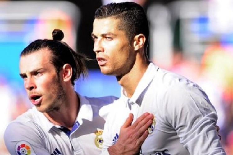 Dua pemain bintang Real Madrid, Gareth Bale (kiri) dan Cristiano Ronaldo, tampil pada partai La Liga kontra  Deportivo Alaves, di Stadion Mendizorroza, 29 Oktober 2016.