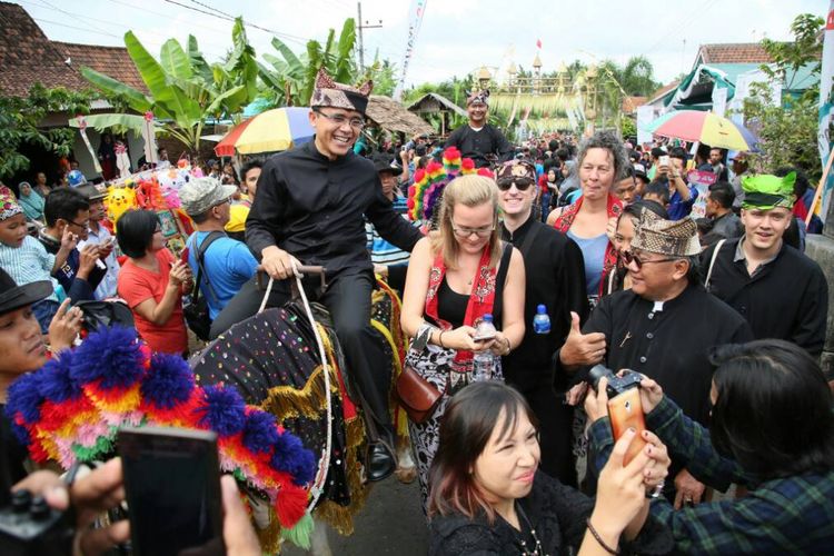 Bupati Banyuwangi Abdullah Azwar Anas mengikuti upacara Barong Ider Bumi yang digelar masyarakat Desa Kemiren Banyuwangi, Senin (26/6/2017). Upacara adat suku Osing itu dipercaya mampu menolak segala bentuk bencana.