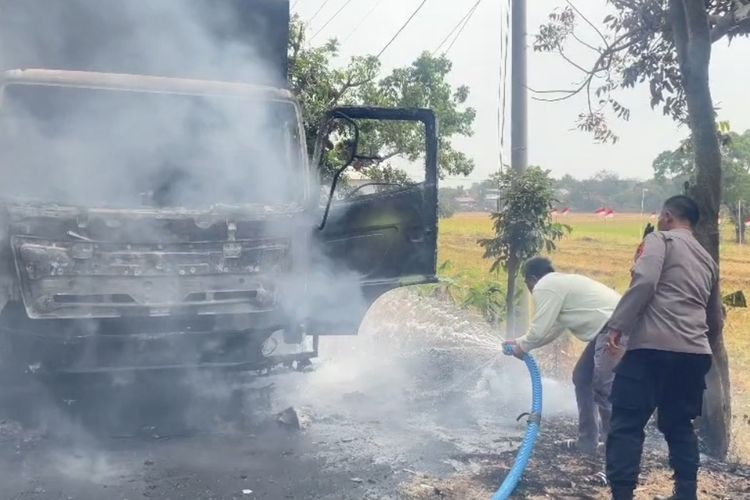 Truk Kontainer Muat Puluhan Ton Air Kemasan Terbakar di Jalan Cirebon-Kuningan, Diawali Ledakan