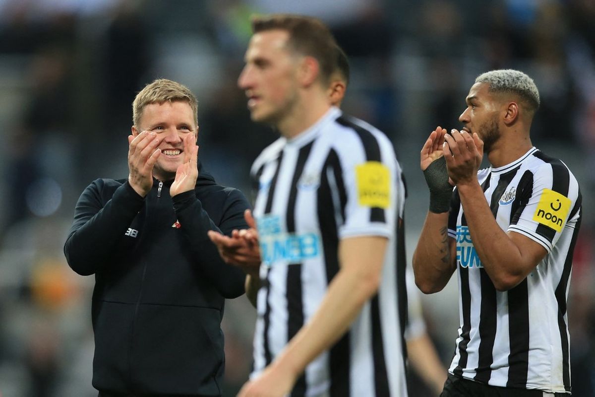 Pelatih Eddie Howe (kiri) mengubah cara bermain Newcastle United dalam satu tahun pertama sejak ia ditunjuk. Di foto ini, Howe dan para pemain Newcastle memberi tepuk tangan kepada suporter seusai kemenangan kontra Aston Villa di St James' Park pada 29 Oktober 2022. Terkini, Newcastle United akan bertamu ke markas Southampton pada leg pertama semifinal Piala Liga Inggris 2022-2023.