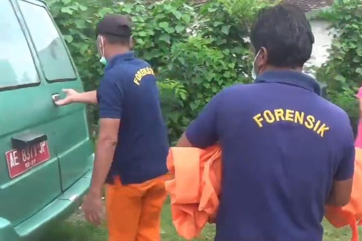 EVAKUASI: Aparat Polres Ngawi mengevakuasi jasad bayi usai membongkar sebuah kuburan bayi yang diduga hasil hubungan gelap di Desa Waruk Tengah Kecamatan Pangkur, Kabupaten Ngawi, Jawa Timur, Kamis (5/12/2024).