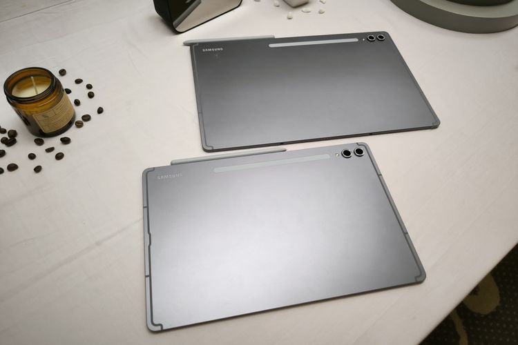 Bagian belakang Samsung Galaxy Tab S10 Ultra (atas) dan Samsung Galaxy Tab S10 Plus (bawah).