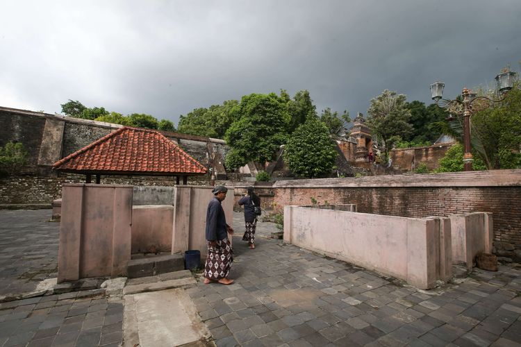 Peziarah mengunjungi Sendang Kakung di kompleks Makam Raja-raja Mataram, Kotagede, Yogyakarta, Rabu (21/10/2020). Di sini terdapat makam Raja Pajang, Sultan Hadiwijaya, Ki Ageng Pemanahan, Raja Mataram Islam pertama, Panembahan Senopati, dan makam Sultan Hamengku Buwono II.