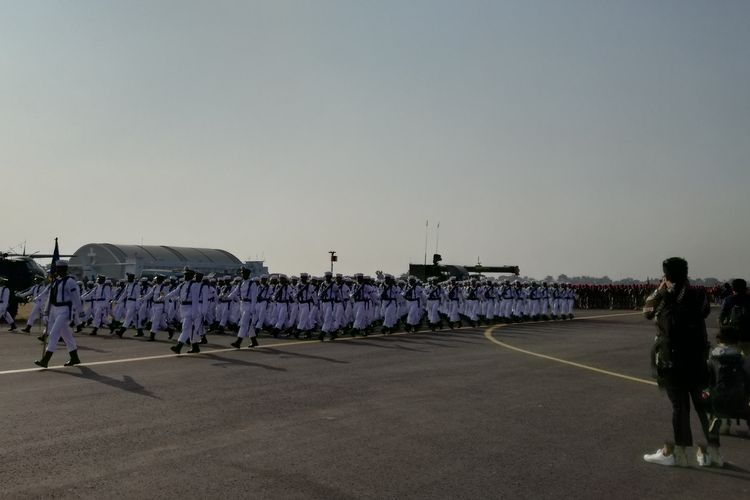 Tentara Nasional Indonesia (TNI) menggelar gladi bersih upacara parade dan defile dalam rangka peringatan Hari Ulang Tahun (HUT) TNI ke-74 di Taxi Way Echo, Lanud Halim Perdanakusuma, Jakarta Timur, Kamis (3/10/2019).