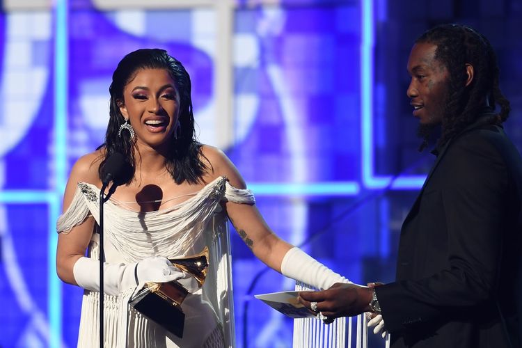 Rapper Cardi B (kiri), didampingi suaminya Offset, memberi sambutan setelah menerima penghargaan Best Rap Album untuk Invasion Of Privacy di panggung Grammy Awards 2019 di Los Angeles, California, Minggu (10/2/2019). 
