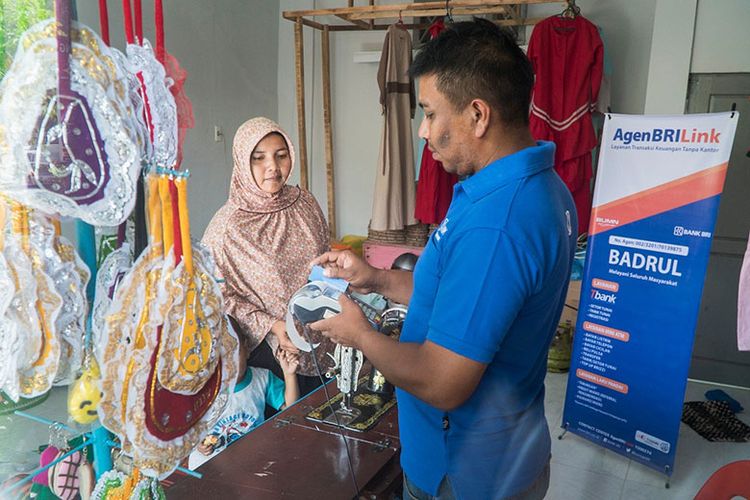 Agen BRILink bantu pensiunan ambil uang di dekat rumah. 