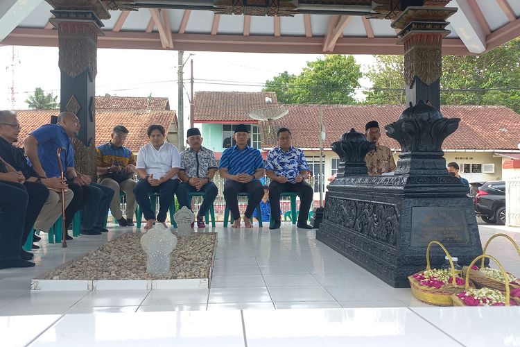 Ketua Umum Partai Demokrat Agus Harimurti Yudhoyono (AHY) berziarah ke makam kakeknya, Sarwo Edhie Wibowo di Kecamatan Purworejo, Kabupaten Purworejo, Jawa Tengah.