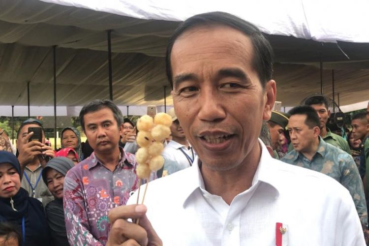 Presiden Joko Widodo memborong sejumlah dagangan ibu-ibu penerima program PNM Mekaar di Ciracas, Jakarta Timur, Kamis (10/1/2019).