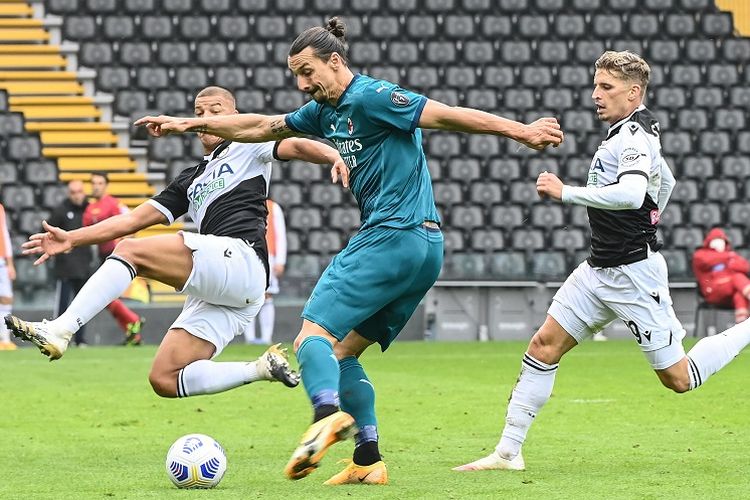 Penyerang AC Milan Zlatan Ibrahimovic (tengah), bek Udinese Sebastian De Maio (kiri), dan bek Udinese Jens Stryger Larsen dalam pertandingan Serie A Italia antara Udinese vs AC Milan di Stadion Friuli pada 1 November 2020.