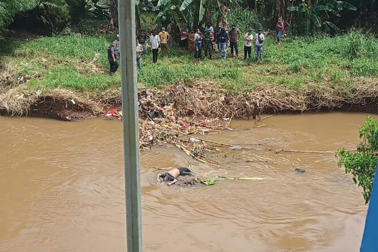 Sesosok mayat pria ditemukan di Kali Pesanggrahan tepatnya dekat dengan Pasar Cipulir, Jakarta Selatan pada Sabtu (27/2/2021) siang. 