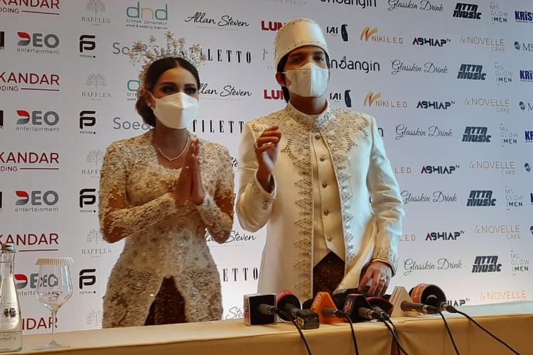 Atta Halilintar dan Aurel Hermansyah saat menghadiri jumpa pers usai resmi menikah di hotel Raffles, Setiabudi, Jakarta Selatan, Sabtu (3/4/2021)