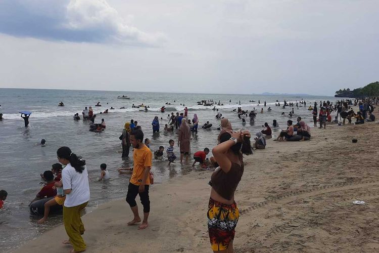 Ribuan pengunjung pantai Anyer Serang, Banten pada libur Natal dan Tahun Baru 2024. Polisi akan memecah arus kendaraan ke dua gerbang tol.