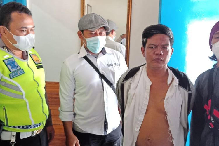 Pencopet ponsel berinisial DP (jaket hitam putih) ditangkap saat melakukan aksinya di bawah flyover Pasar Rebo, Ciracas, Jakarta Timur, Senin (20/12/2021).